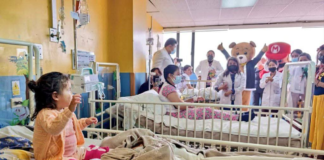 Con sonrisas, juegos y mensajes de esperanza, la Policía Nacional y el personal médico del Hospital General del IESS Chimborazo celebraron este 30 de mayo, el Día Internacional del Niño, reafirmando su compromiso con la niñez ecuatoriana desde distintos frentes.