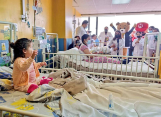 Con sonrisas, juegos y mensajes de esperanza, la Policía Nacional y el personal médico del Hospital General del IESS Chimborazo celebraron este 30 de mayo, el Día Internacional del Niño, reafirmando su compromiso con la niñez ecuatoriana desde distintos frentes.