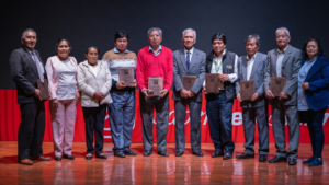 Con el estreno de dos obras audiovisuales, la Escuela Superior Politécnica de Chimborazo (ESPOCH) reafirmó su compromiso con la preservación del patrimonio cultural de Guano, con la participación de autoridades académicas, representantes comunitarios y del sector público, estudiantes y docentes.