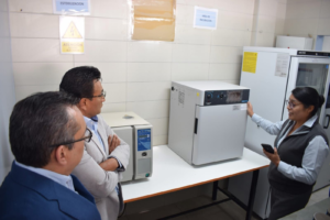 Este 7 de mayo, con el objetivo de mejorar la calidad de los servicios de agua potable y saneamiento en Ecuador, la Unión Europea (UE), en colaboración con el Banco de Desarrollo del Ecuador B.P. (BDE B.P.), entregó modernos equipos de laboratorio al Gobierno Autónomo Descentralizado (GAD) Municipal de Guano.