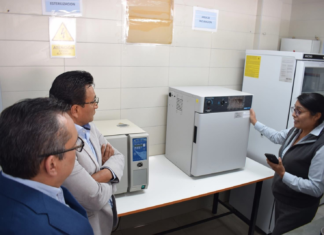 Este 7 de mayo, con el objetivo de mejorar la calidad de los servicios de agua potable y saneamiento en Ecuador, la Unión Europea (UE), en colaboración con el Banco de Desarrollo del Ecuador B.P. (BDE B.P.), entregó modernos equipos de laboratorio al Gobierno Autónomo Descentralizado (GAD) Municipal de Guano.