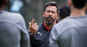 Liga Deportiva Universitaria, oficializó la salida del técnico argentino Pablo “Vitamina” Sánchez, justo en la antesala de un compromiso definitorio por la Copa Libertadores. El Rey de Copas, busca recomponerse tras una seguidilla negativa que terminó por minar la confianza en el estratega, a pesar de los éxitos recientes.