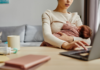 La lactancia materna es una etapa vital para el desarrollo de los bebés, y en Ecuador, la ley reconoce su importancia otorgando a las madres trabajadoras una serie de derechos que buscan facilitar esta práctica sin afectar su desarrollo profesional.