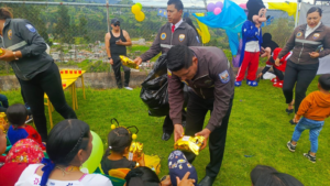 En el marco de la celebración del Día del Niño, la Dirección Nacional de Atención Integral a Familias (DINAF), a través de la Jefatura de Investigación y Protección de Niños, Niñas y Adolescentes de la Subzona Bolívar (DINAPEN), organizó un emotivo homenaje en la escuela “Nuestros Pequeños Gigantes”, bajo el lema "Un día de diversión y alegría para nuestros niños DINAF".