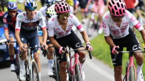 Richard Carapaz celebró su cumpleaños número 32 de una manera muy especial en la jornada de la Etapa 18 del Giro de Italia, en la que logró mantener su segundo lugar en la clasificación general a 41 segundos del líder, el mexicano Isaac Del Toro. Richard Carapaz cada vez está más cerca de vestir nuevamente la Maglia Rosa.