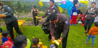 En el marco de la celebración del Día del Niño, la Dirección Nacional de Atención Integral a Familias (DINAF), a través de la Jefatura de Investigación y Protección de Niños, Niñas y Adolescentes de la Subzona Bolívar (DINAPEN), organizó un emotivo homenaje en la escuela “Nuestros Pequeños Gigantes”, bajo el lema "Un día de diversión y alegría para nuestros niños DINAF".