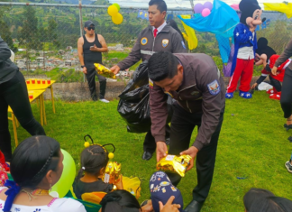 En el marco de la celebración del Día del Niño, la Dirección Nacional de Atención Integral a Familias (DINAF), a través de la Jefatura de Investigación y Protección de Niños, Niñas y Adolescentes de la Subzona Bolívar (DINAPEN), organizó un emotivo homenaje en la escuela “Nuestros Pequeños Gigantes”, bajo el lema "Un día de diversión y alegría para nuestros niños DINAF".