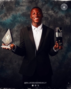 El mediocampista ecuatoriano fue la gran figura de la gala anual de premiación del club londinense, donde fue reconocido como Jugador de la Temporada y también como Jugador del Año, dos galardones que reflejan su alto nivel en el campo y el respeto y la admiración que se ha ganado dentro y fuera del vestuario.