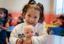 El Fondo de las Naciones Unidas para la Infancia (UNICEF) felicitó a Ecuador por aprobar la Ley de Primera Infancia. Esta normativa, inscrita en el Registro Oficial el pasado miércoles 14 de mayo, marca un hito para el país en el reconocimiento del derecho de niñas y niños a un desarrollo integral desde el inicio de sus vidas.