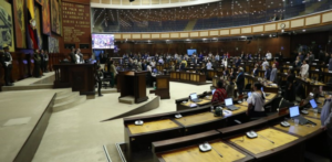 La Corte Constitucional rechazó la reforma que buscaba establecer una cuota obligatoria de contratación para personas mayores de 40 años en Ecuador. La medida había sido aprobada por la Asamblea Nacional en febrero.