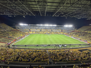 Barcelona Sporting Club vivió la noche más esperada de su historia institucional, un evento que, en teoría, debía ser colosal. El Ídolo del Astillero celebró sus 100 años de vida deportiva con un partido amistoso ante Pachuca de México, al que venció con autoridad por 4-0.