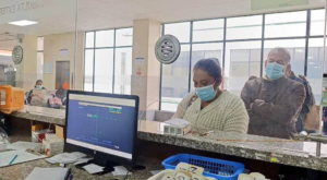 En el Hospital General del IESS Riobamba, los médicos ya no solo luchan contra las enfermedades. Ahora también enfrentan una batalla silenciosa pero constante: la de operar sin insumos, recetar sin medicinas y atender pacientes con las manos atadas. Una lucha que, después de meses de silencio institucional, decidieron llevar a la luz pública.