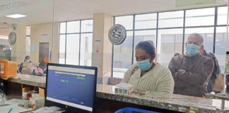 En el Hospital General del IESS Riobamba, los médicos ya no solo luchan contra las enfermedades. Ahora también enfrentan una batalla silenciosa pero constante: la de operar sin insumos, recetar sin medicinas y atender pacientes con las manos atadas. Una lucha que, después de meses de silencio institucional, decidieron llevar a la luz pública.