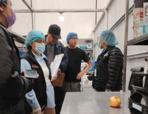 En el marco del feriado por el Día del Trabajador, la Agencia Nacional de Regulación, Control y Vigilancia Sanitaria realizaron operativos de control en restaurantes y locales de expendio de alimentos en Riobamba.