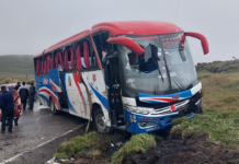Un accidente de tránsito ocurrido la tarde del lunes 5 de mayo en el cerro Navag, cantón Colta, dejó un herido grave. Un bus de la Cooperativa Pelileo, que viajaba en la vía Colta–Pallatanga, perdió el control y se volcó, provocando la movilización de unidades de emergencia.