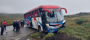 Un accidente de tránsito ocurrido la tarde del lunes 5 de mayo en el cerro Navag, cantón Colta, dejó un herido grave. Un bus de la Cooperativa Pelileo, que viajaba en la vía Colta–Pallatanga, perdió el control y se volcó, provocando la movilización de unidades de emergencia.