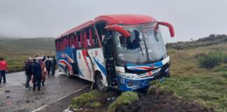 Un accidente de tránsito ocurrido la tarde del lunes 5 de mayo en el cerro Navag, cantón Colta, dejó un herido grave. Un bus de la Cooperativa Pelileo, que viajaba en la vía Colta–Pallatanga, perdió el control y se volcó, provocando la movilización de unidades de emergencia.