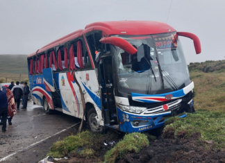 Un accidente de tránsito ocurrido la tarde del lunes 5 de mayo en el cerro Navag, cantón Colta, dejó un herido grave. Un bus de la Cooperativa Pelileo, que viajaba en la vía Colta–Pallatanga, perdió el control y se volcó, provocando la movilización de unidades de emergencia.