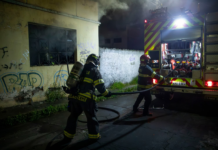 Personal del Cuerpo de Bomberos en acción durante el control del incendio estructural registrado en Riobamba.
