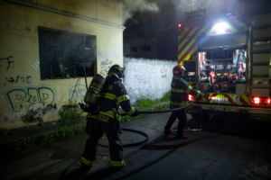 Personal del Cuerpo de Bomberos en acción durante el control del incendio estructural registrado en Riobamba.