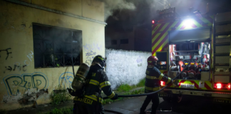 Personal del Cuerpo de Bomberos en acción durante el control del incendio estructural registrado en Riobamba.