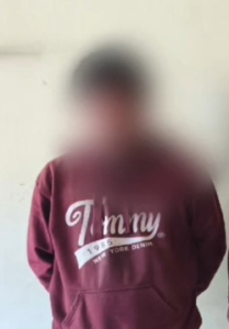La Policía Nacional detuvo a un hombre señalado como el presunto responsable de agredir físicamente a un adulto mayor y a una mujer en Pallatanga, provincia de Chimborazo. El caso salió a la luz pública tras la difusión de varios videos en redes sociales, donde se observa al sujeto propinando golpes con evidente violencia.