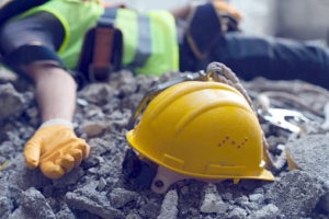 Un accidente laboral ocurrido el 12 de mayo en Guaranda dejó como saldo la muerte de un obrero de 49 años. El hombre cayó desde una considerable altura mientras trabajaba en la construcción de una vivienda ubicada en la intersección de las calles 7 de mayo y Azuay.