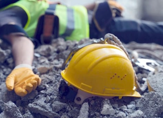 Un accidente laboral ocurrido el 12 de mayo en Guaranda dejó como saldo la muerte de un obrero de 49 años. El hombre cayó desde una considerable altura mientras trabajaba en la construcción de una vivienda ubicada en la intersección de las calles 7 de mayo y Azuay.