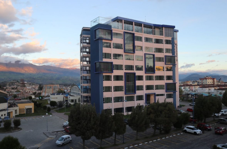 Con el objetivo de analizar y proponer estrategias para el crecimiento económico y social de Riobamba y la provincia de Chimborazo, la Universidad Nacional de Chimborazo (UNACH) será sede del evento “Riobamba Estratégica: claves para el desarrollo productivo”, el próximo miércoles 21 de mayo en el Sky Auditorium del campus Edison Riera, ubicado en la vía al cantón Guano. La jornada comenzará a las 10H30.