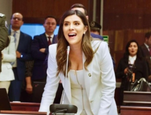 Valentina Centeno continuará al frente de la bancada de Acción Democrática Nacional (ADN) en la Asamblea Nacional, tras ser ratificada como jefa del bloque legislativo por el presidente de la República, Daniel Noboa. La decisión cuenta con el respaldo unánime de los asambleístas electos para el nuevo periodo legislativo 2025–2029.