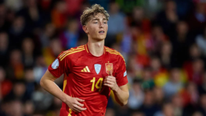 En medio de las expectativas que se tejían en torno a un posible arribo de Piero Hincapié al Real Madrid, la confirmación del fichaje del joven defensor Dean Huijsen por parte del club merengue parece haberle puesto freno, al menos de momento, a cualquier ilusión ecuatoriana.