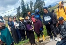 La tarde del 1 de mayo se tiñó de tragedia en el cantón Colta, cuando dos adolescentes fueron arrollados por una camioneta doble cabina que se desplazaba a gran velocidad por la carretera Panamericana E35.