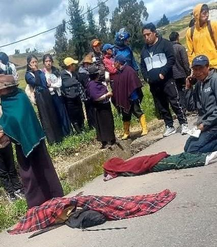 La tarde del 1 de mayo se tiñó de tragedia en el cantón Colta, cuando dos adolescentes fueron arrollados por una camioneta doble cabina que se desplazaba a gran velocidad por la carretera Panamericana E35.