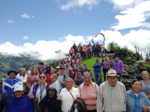 Un total de 80 adultos mayores, beneficiarios del proyecto “Envejeciendo Juntos” que impulsa el Ministerio de Inclusión Económica y Social (MIES), vivieron una experiencia inolvidable durante una salida recreativa al Complejo Turístico El Laberinto del Dragón, ubicado en el cantón Baños de Agua Santa, provincia de Tungurahua.