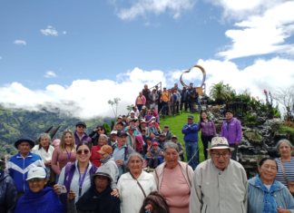 Un total de 80 adultos mayores, beneficiarios del proyecto “Envejeciendo Juntos” que impulsa el Ministerio de Inclusión Económica y Social (MIES), vivieron una experiencia inolvidable durante una salida recreativa al Complejo Turístico El Laberinto del Dragón, ubicado en el cantón Baños de Agua Santa, provincia de Tungurahua.