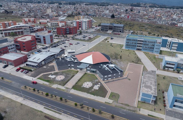 Ante el repunte de casos de tosferina a nivel nacional, la Escuela Superior Politécnica de Chimborazo (Espoch) ha decidido suspender sus clases presenciales durante la semana del 26 al 30 de mayo de 2025, como medida preventiva para resguardar la salud de su comunidad académica.