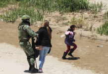 El Tribunal Penal de Chimborazo dictó el 21 de mayo una sentencia de siete años de prisión en contra de Gabriela G. N., acusada de tráfico ilícito de migrantes. La decisión fue tomada por unanimidad tras comprobarse su responsabilidad en un caso ocurrido en enero de 2023.