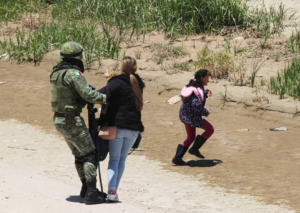 El Tribunal Penal de Chimborazo dictó el 21 de mayo una sentencia de siete años de prisión en contra de Gabriela G. N., acusada de tráfico ilícito de migrantes. La decisión fue tomada por unanimidad tras comprobarse su responsabilidad en un caso ocurrido en enero de 2023.