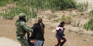 El Tribunal Penal de Chimborazo dictó el 21 de mayo una sentencia de siete años de prisión en contra de Gabriela G. N., acusada de tráfico ilícito de migrantes. La decisión fue tomada por unanimidad tras comprobarse su responsabilidad en un caso ocurrido en enero de 2023.