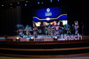 La Universidad Nacional de Chimborazo vivió la segunda edición del Concurso Interfacultades de Danza 2025, organizado por la Coordinación de Formación Complementaria. Siete agrupaciones estudiantiles, representando a las cuatro Facultades, se dieron cita en este certamen que convirtió el escenario universitario en una verdadera fiesta de arte, cultura y expresión corporal.