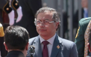 El presidente de Colombia, Gustavo Petro, dijo que asistió a la nueva investidura de Daniel Noboa como gobernante de Ecuador hasta 2029 para solicitarle la liberación de los "presos políticos", entre los que mencionó al exvicepresidente correísta Jorge Glas, detenido en 2024 en la Embajada de México en Quito.
