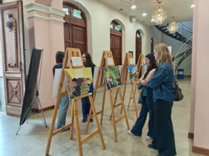 La fascinante vida y obra del célebre naturalista alemán Alexander von Humboldt llega al público de una manera original y cautivadora a través de la exposición de cómics "Un viaje que cambió el mundo", instalada en el hall del emblemático Teatro León.