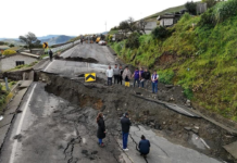 Un deslizamiento de tierra provocado por las intensas lluvias afectó gravemente al sector de Sarahusha, en la parroquia Zumbahua, provincia de Cotopaxi, causando daños en viviendas y vías.