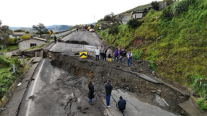 Un deslizamiento de tierra provocado por las intensas lluvias afectó gravemente al sector de Sarahusha, en la parroquia Zumbahua, provincia de Cotopaxi, causando daños en viviendas y vías.
