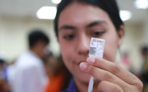 El Comité de Operaciones de Emergencia (COE) Nacional se reunió, este 2 de mayo del 2025, para analizar y tomar acciones en torno a las alertas por el aumento de casos de tosferina y fiebre amarilla en Ecuador.