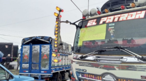 La mañana de este lunes 19 de mayo de 2025, decenas de camiones bloquearon la vía Panamericana, también conocida como E35, Troncal de la Sierra, en la provincia de Carchi, para solicitar a las autoridades mayor seguridad en las carreteras, que han vuelto a estar bajo control de la Policía en varios tramos.