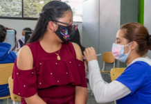 Brigadas de vacunación llegaron este lunes a escuelas de Pichincha, Guayas, Manabí y Santo Domingo de los Tsáchilas por el aumento de casos de tosferina. Esas cuadrillas están autorizadas a ingresar en escuelas y colegios para revisar el esquema de vacunación de los estudiantes e inmunizarlos dependiendo de cada caso.