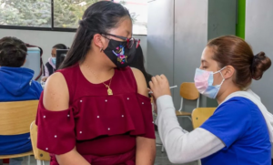 Brigadas de vacunación llegaron este lunes a escuelas de Pichincha, Guayas, Manabí y Santo Domingo de los Tsáchilas por el aumento de casos de tosferina. Esas cuadrillas están autorizadas a ingresar en escuelas y colegios para revisar el esquema de vacunación de los estudiantes e inmunizarlos dependiendo de cada caso.