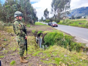 Durante un patrullaje de control hidrocarburífero en el cantón Guano, provincia de Chimborazo, personal del Ejército Ecuatoriano logró frustrar un intento de robo de combustible.