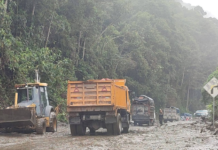 La vía entre Riobamba y Macas se encuentra parcialmente habilitada debido a deslizamientos de tierra que afectan el kilómetro 59, a unos 20 kilómetros del sector Tinguichaca, en la provincia de Morona Santiago.